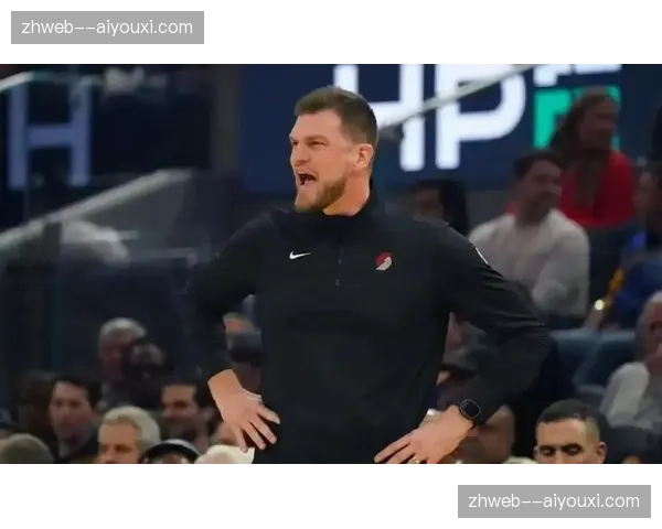 马刺卡斯尔哈珀福克斯持续冲击禁区，外线发起内线终结